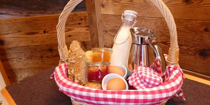 Urlaub auf dem Bauernhof - Verleih: Wanderstöcke - Trentino-Südtirol - Hofeigene Produkte im Frühstückskorb - Oberhof