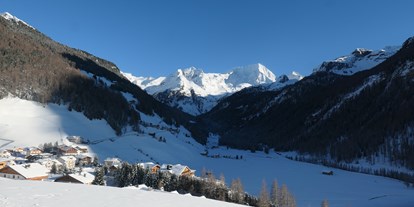 Urlaub auf dem Bauernhof - Verleih: Wanderstöcke - Trentino-Südtirol - Auch im Winter ist unser Bergdorf einen Urlaub wert. - Oberhof