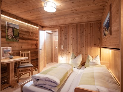 Urlaub auf dem Bauernhof - Bio-Bauernhof - Alpen - Schlafzimmer 2 - FeWo Alpenrose
2 Bett-Variante - Erbhof "Achrainer-Moosen"