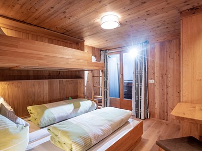 Urlaub auf dem Bauernhof - Verleih: Wanderstöcke - Österreich - Schlafzimmer 2 - FeWo Alpenrose
3 Bett-Variante - Erbhof "Achrainer-Moosen"