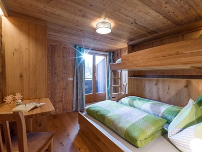 Urlaub auf dem Bauernhof - Wanderwege - Schlafzimmer 2 - FeWo "Hohe Salve"
- 3 Bett Variante - Erbhof "Achrainer-Moosen"