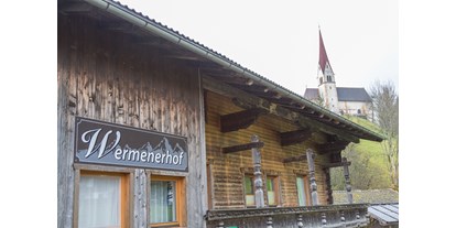 vacation on the farm - Tyrol - Aussenansicht mit Bliick auf Kirche St. Pankraz - Wermenerhof