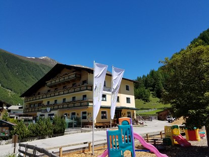 Urlaub auf dem Bauernhof - Verleih: Wanderstöcke - Hausbild Sommer - Reiterhof Alpin Appart