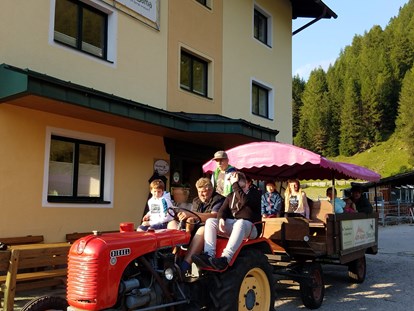 Urlaub auf dem Bauernhof - Art der Unterkunft: Ferienwohnung - Traktorfahrt (Sommer Hauptsaison) - Reiterhof Alpin Appart