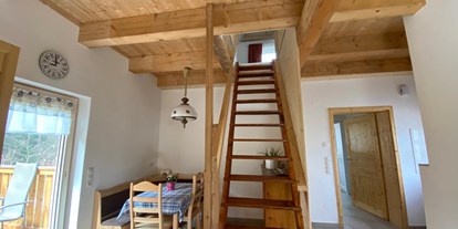 Urlaub auf dem Bauernhof - Art der Unterkunft: Ferienhaus - Österreich - Über eine Treppe geht es hinauf ins offene Obergeschoss. Ein Schlafzimmer mit Doppelbett befindet sich im Erdgeschoss. - NaturGut Kunterbunt 