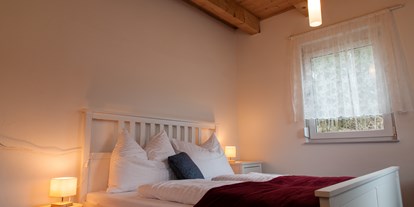 Urlaub auf dem Bauernhof - Camping am Bauernhof - Österreich - Schlafzimmer mit Doppelbett im Erdgeschoss. - NaturGut Kunterbunt 