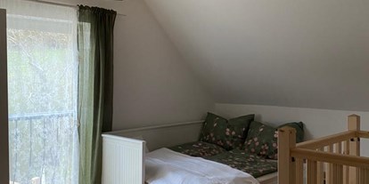 Urlaub auf dem Bauernhof - Lagerfeuerstelle - Steiermark - Offenes Obergeschoss mit Doppelbett und Schlafcouch. - NaturGut Kunterbunt 