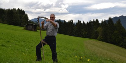 Urlaub auf dem Bauernhof - Mithilfe beim: Kochen - Salzburg - Hans beim Sense schleifen - Schloif Troadkastn