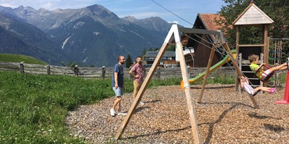 Urlaub auf dem Bauernhof - Frühstück - Österreich - Kinderspielplatz Schaukel und Kletterturm  - Bio und Reiterhof der Veitenhof