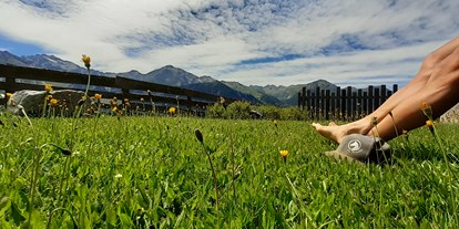 Urlaub auf dem Bauernhof - Tirol - Liegewiese am Veitenhof Ötztal - Bio und Reiterhof der Veitenhof