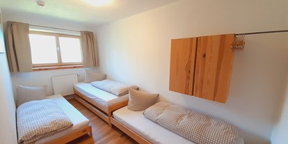 Urlaub auf dem Bauernhof - Österreich - 2. Schlafzimmer im Appartement mit Doppelbett oder 3 Einzelbetten möglich - Bio und Reiterhof der Veitenhof