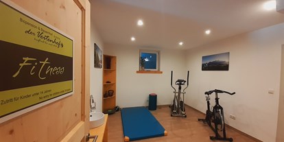 Urlaub auf dem Bauernhof - Wellness: Massagen - Alpen - kleiner Fitnessraum mit Spinningrad, Crosstrainer, Yogamatte, Kettleballs und TV - Bio und Reiterhof der Veitenhof