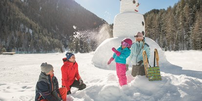 Urlaub auf dem Bauernhof - Wellness: Massagen - Alpen - 11 Meter hoher Schneemann in Niederthai - Bio und Reiterhof der Veitenhof