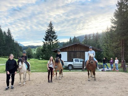 Urlaub auf dem Bauernhof - Art der Landwirtschaft: Tierhaltung - Tirol - Idyllische Stimmung auf unserem hofeigenen Reitplatz - Urlaub am Foidlhof