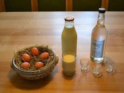 Urlaub auf dem Bauernhof - direkt an der Skipiste - Unsere Hofprodukte: frische Milch von unseren Kühen, Eier von unseren Hühnern, hausgemachter Eierlikör - Urlaub am Foidlhof