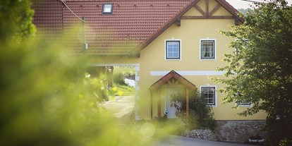 Urlaub auf dem Bauernhof - Fahrzeuge: Traktor - Niederösterreich - Vorderansicht - Gästehaus Gnant