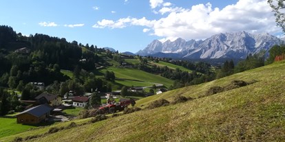 Urlaub auf dem Bauernhof - Art der Unterkunft: Ferienhaus - Flachau - Heuernte mit Blick auf das Dachsteingebirge - Auerhof