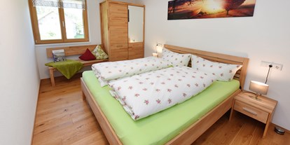 Urlaub auf dem Bauernhof - Fahrzeuge: Balkenmäher - Schlafzimmer mit Doppelbett & Gitterbett - Ausblickhof