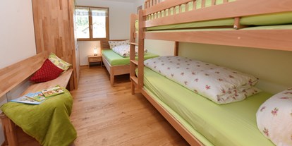 Urlaub auf dem Bauernhof - Tiere am Hof: Ziegen - Alpen - Schlafzimmer mit Etagenbett (0,90*2m) und Bett (1,20*2m) - Ausblickhof