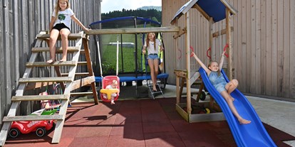 Urlaub auf dem Bauernhof - Tiere am Hof: Hunde - Vorarlberg - Terrasse mit Spielplatz - Ausblickhof