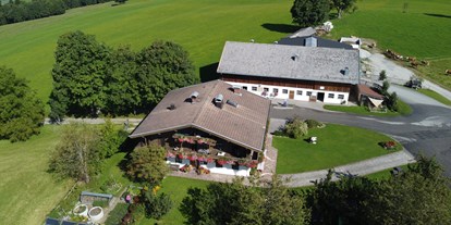 Urlaub auf dem Bauernhof - Umgebung: Urlaub in Stadtnähe - Salzburg - Hofgelände - Josef und Christine Stöckl