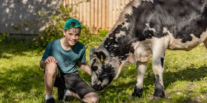 Urlaub auf dem Bauernhof - ideal für: Sportler - Kärnten - Lukas mit Kalb - Bauernhof Oberlöffele