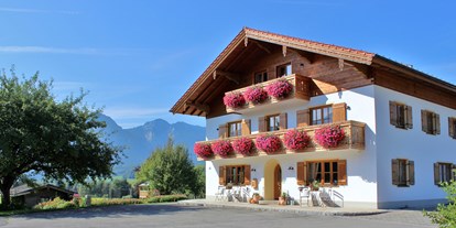 Urlaub auf dem Bauernhof - Oberbayern - Hausansicht mit Panoramablick - Sotterhof