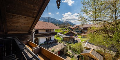 Urlaub auf dem Bauernhof - Brötchenservice - Bayern - Ferienwohnung Droatkammer
Blick vom Balkon idylisches Dorf mit Blick auf Hausberg Hochries - Estermannhof