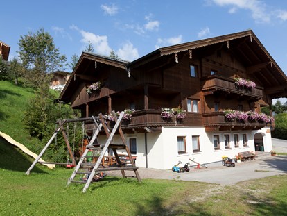 Urlaub auf dem Bauernhof - Salzburger Sportwelt - Kinderspielplatz beim Apartmenthaus - Apartmenthaus Kuchelberg