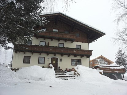 Urlaub auf dem Bauernhof - Umgebung: Urlaub in den Hügeln - Salzburg - Hauseingang Winter - Schnell Palfengut