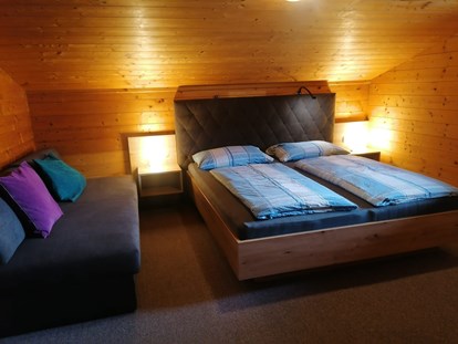 vacanza in fattoria - Flachau - Talblick - gemütliches Schlafzimmer mit drei Schlafplätzen, eingebettet in Holz - Steinerbauer - Urlaub am Biokinderbauernhof