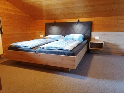 Urlaub auf dem Bauernhof - Mithilfe beim: Heuernten - Österreich - Talblick - gemütliches Schlafzimmer mit zwei Schlafplätzen, eingebettet in Holz

privater Balkon - Steinerbauer - Urlaub am Biokinderbauernhof