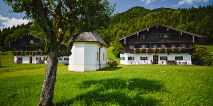 Urlaub auf dem Bauernhof - Mithilfe beim: Tiere füttern - Bayern - Bio-Bergbauernhof Trojerhof