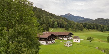 Urlaub auf dem Bauernhof - Mithilfe beim: Tiere füttern - Bayern - Bio-Bergbauernhof Trojerhof