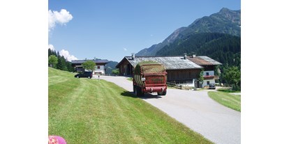 Urlaub auf dem Bauernhof - Traktor fahren - Tirol - Kinderbauernhof "Hinterreith"