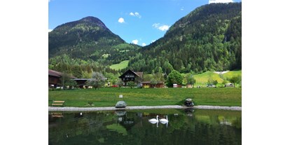 Urlaub auf dem Bauernhof - Schwimmmöglichkeit: Schwimmteich - Jenig - Badesee Lindlerhof - Camping Lindlerhof am See - Ferienhäuser - Almhütten - Restaurant