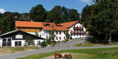 Urlaub auf dem Bauernhof - Umgebung: Urlaub in den Bergen - Bayern - Hofbild - Kinderparadies BIO-Erlebnisbauernhof