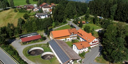 Urlaub auf dem Bauernhof - Lagerfeuerstelle - Bayern - Luftaufnahme - Kinderparadies BIO-Erlebnisbauernhof