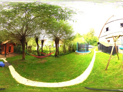 Urlaub auf dem Bauernhof - Mithilfe beim: Tiere füttern - Bayern - Garten Ferienhof Hohe
360° Aufnahmen - virtueller Rundgang - Ferienhof Hohe