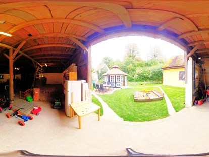 Urlaub auf dem Bauernhof - Gemeinschaftsterrasse - Bayern - Spielscheune Ferienhof Hohe
360° Aufnahmen - virtueller Rundgang - Ferienhof Hohe