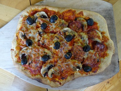Urlaub auf dem Bauernhof - Brötchenservice - Deutschland - Pizza - gebacken in unseren Holzbackofen - Ferienhof Hohe