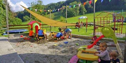 Urlaub auf dem Bauernhof - erreichbar mit: Bus - Bayern - unser großer Sandhaufen - Wastelbauerhof