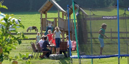 Urlaub auf dem Bauernhof - Mithilfe beim: Tiere pflegen - Bayern - Trampolin und Spielturm - Wastelbauerhof