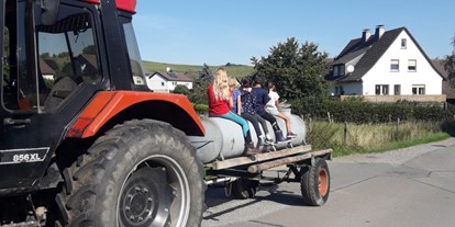Urlaub auf dem Bauernhof - Art der Landwirtschaft: Tierhaltung - Deutschland - Spaß beim Wasser fahren für die Rinder - Ferienhof Schmiddes