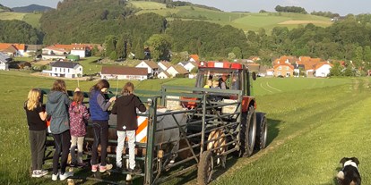 Urlaub auf dem Bauernhof - Art der Landwirtschaft: Tierhaltung - Deutschland - Spaß beim Vieh umtreiben - Ferienhof Schmiddes