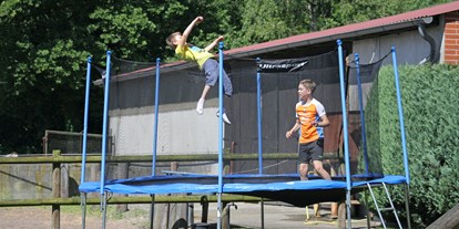 Urlaub auf dem Bauernhof - Spielplatz - Deutschland - Trampolin springen - Der Eichenhof