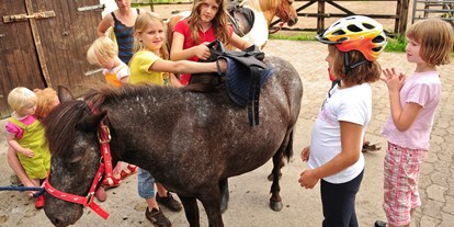 Urlaub auf dem Bauernhof - Ponyreiten - Ponys satteln - Der Eichenhof