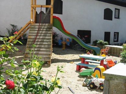 Urlaub auf dem Bauernhof - Mithilfe beim: Heuernten - Oberösterreich - Innenhof-Spielplatz - Eselgut  mit  Donautraumblick