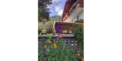 Urlaub auf dem Bauernhof - Fahrzeuge: Güllefass - Trentino-Südtirol - blühender Hochsommer im Garten des Ferienbauernhofs Matzilerhof - Matzilerhof