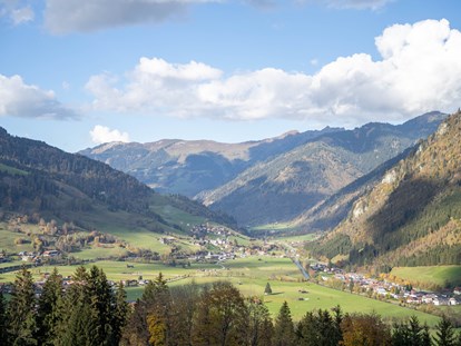 Urlaub auf dem Bauernhof - erreichbar mit: Auto - Ausblick vom Hof ins Tal - Biohof Maurachgut